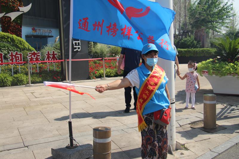 <strong>美女骚逼喷水视频</strong>